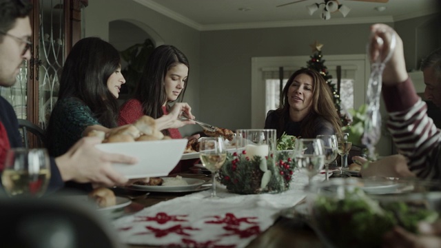 美国犹他州奥勒姆的圣诞晚餐上家庭服务和分享食物的镜头视频素材