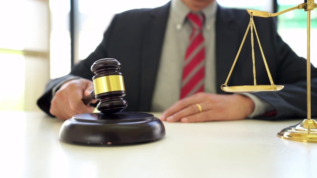一段男性律师在律师办公室拿着小木槌的4K视频视频下载