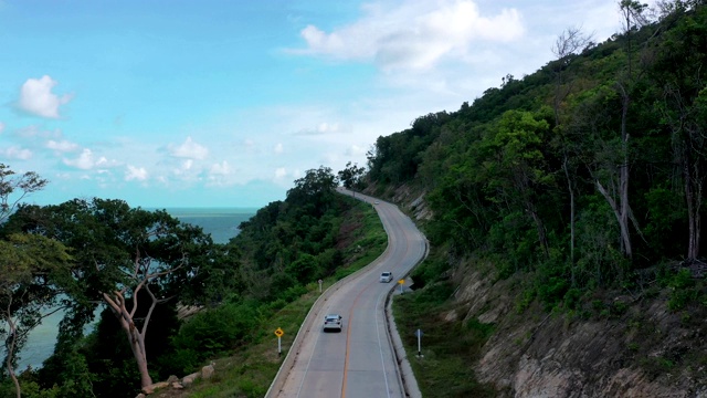 鸟瞰图上的汽车在开放的道路上，准备一个公路旅行附近的海边和海滩视频素材