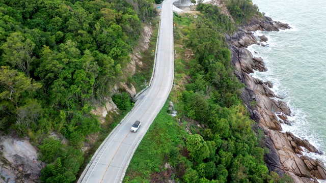 鸟瞰图上的汽车在开放的道路上，准备一个公路旅行附近的海边和海滩视频素材