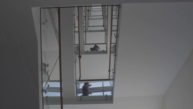 多层办公大楼的繁忙楼梯视频素材