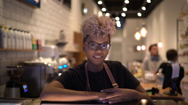 在咖啡店工作的年轻女服务员的肖像视频下载