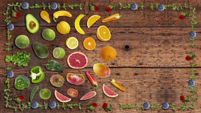 色彩丰富的水果和蔬菜在木材的背景视频下载