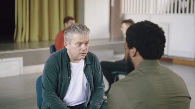 两对男人在男人的治疗过程中聊天视频素材