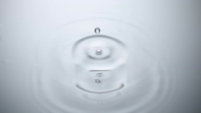 水滴落在银色的表面视频素材