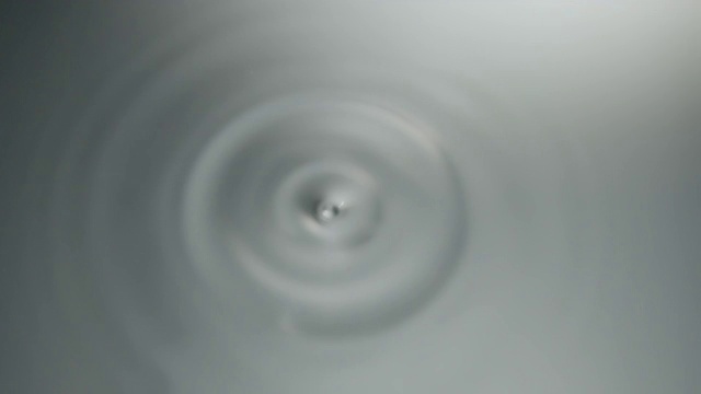 水滴落在银色的表面视频素材