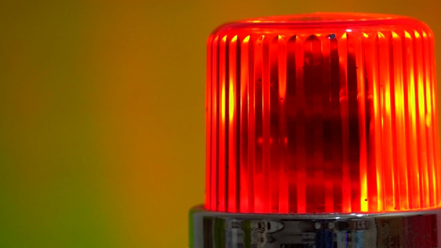 红色紧急警报灯在色度键旋转视频素材