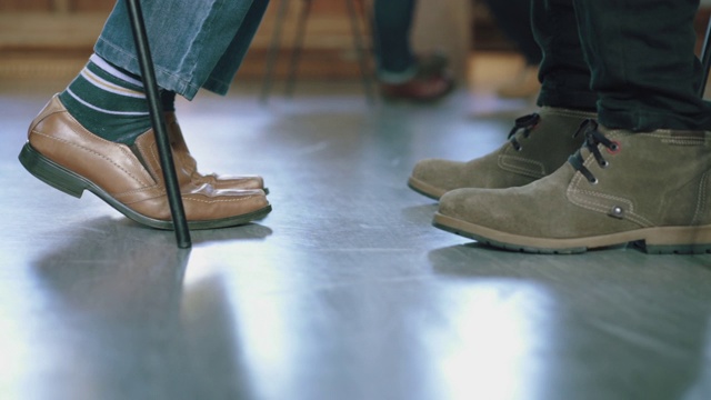 两对男人在男人的治疗会话聊天-只脚视频素材