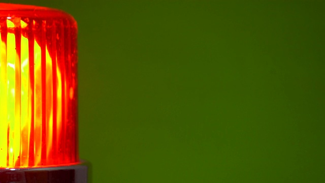 红色紧急警报灯在色度键旋转视频素材