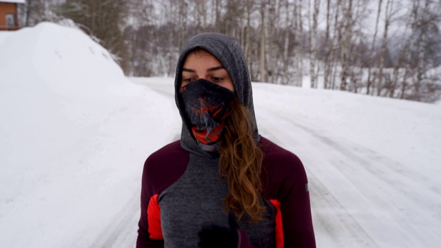 年轻的女运动员在雪地上接受训练视频下载