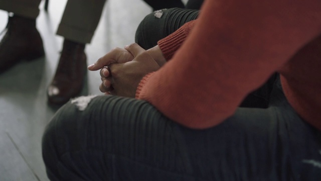 男人的双手紧握在一起视频素材