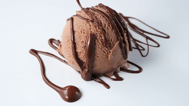 融化的巧克力倒在冰淇淋上视频下载