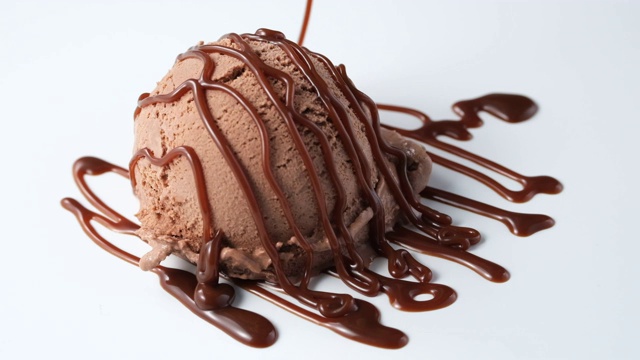 巧克力酱倒在冰淇淋上，慢动作视频下载
