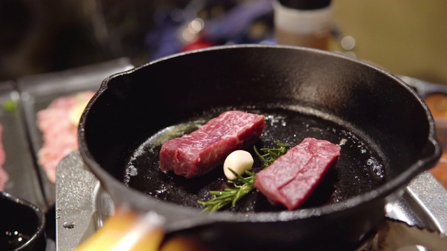 铸铁煎锅中的牛排。视频素材