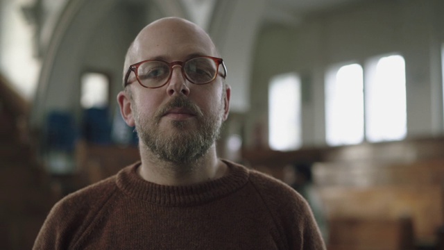 一个戴眼镜的男人的肖像视频素材
