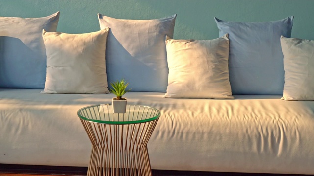 沙发上舒适的枕头装饰与阳光视频素材