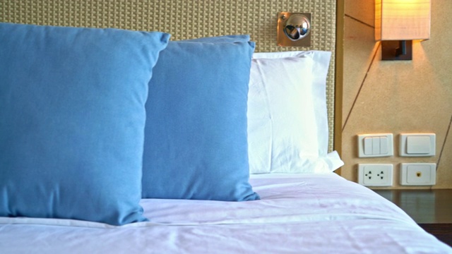 美丽舒适的卧室枕头装饰视频素材