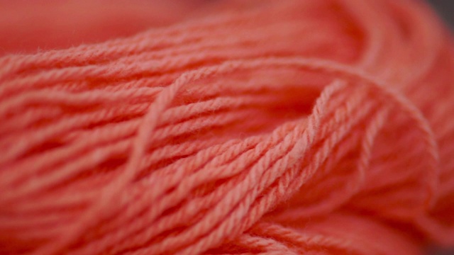 红色毛线，天然染料，用于刺绣和编织。视频下载