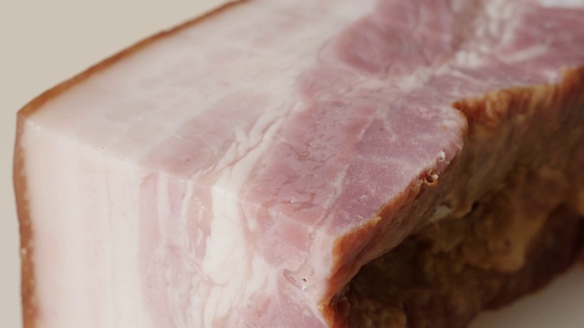 猪肉红白肉制品层近距离缓慢倾斜4K视频下载