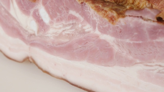 猪肉制品特写肉层在切菜板上缓慢倾斜视频下载