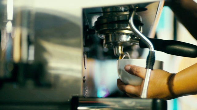 咖啡师在咖啡馆里煮咖啡视频素材