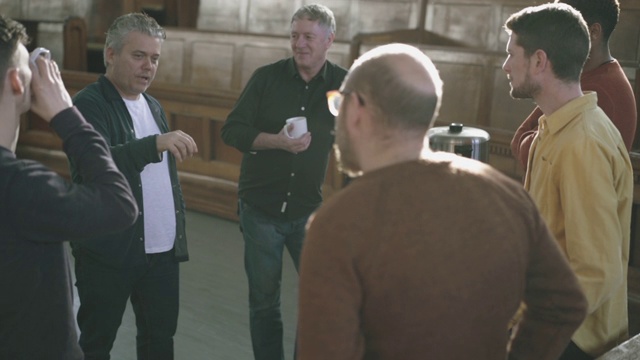 一群男人在喝咖啡休息时间聊天视频素材