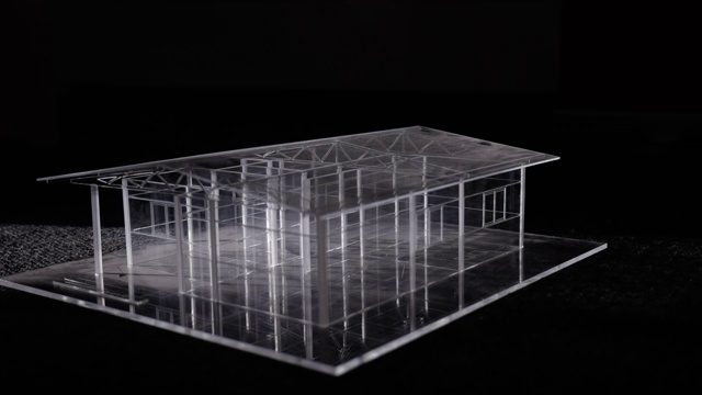 惊人的玻璃模型房子在黑色的背景-股票视频视频下载