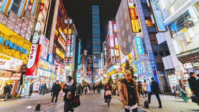 夜深人静的新宿，日本东京街头熙熙攘攘的人群视频素材
