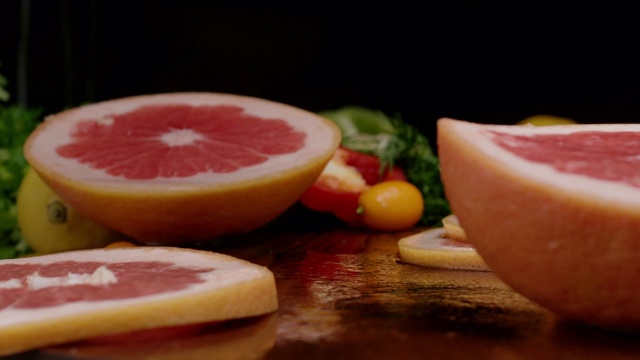切菜板，切柚子和金橘。视频素材
