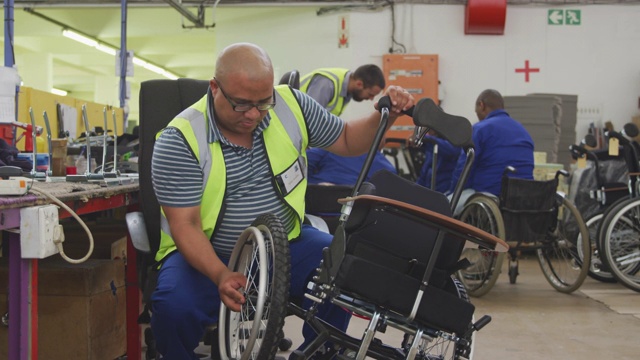 残疾人正在安装他的轮椅视频下载