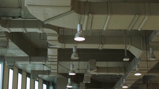 建筑物天花板上的风管通风管道视频下载