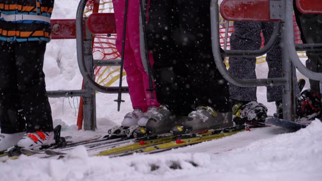 滑雪者通过滑雪缆车的旋转门。滑雪者乘坐的滑雪椅缆车入口。慢动作视频素材