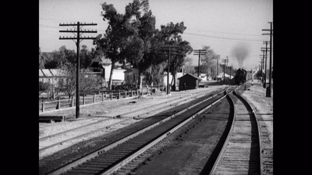 蒸汽火车在轨道上行驶视频素材