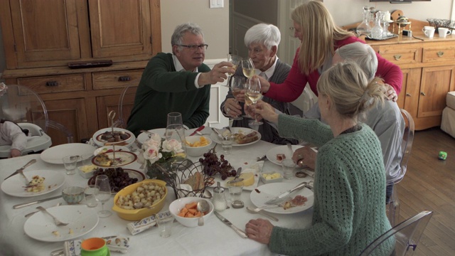几代人的家庭聚餐视频素材