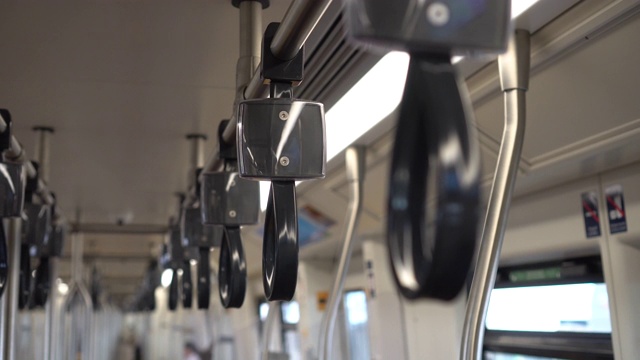 贴近地铁列车上的空扶手，在公共交通中为乘客安全处理手拉手视频素材