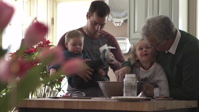 几代人的家庭聚餐视频素材