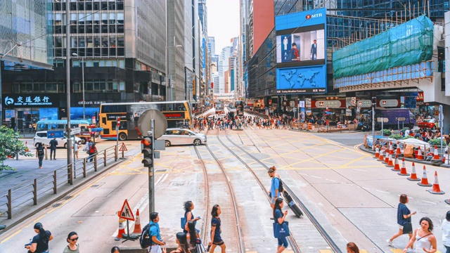 从移动的电车超速香港市区的城市景观视频素材