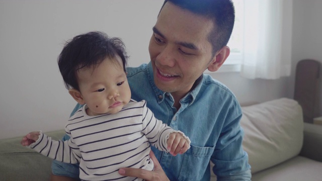 快乐的父亲和他的小儿子在家里视频素材