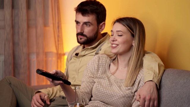 夫妇在家里享受轻松的夜晚视频素材