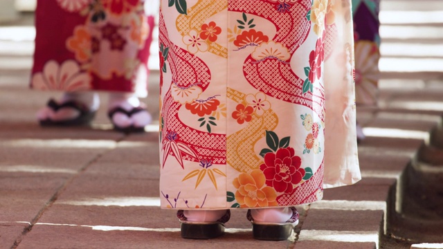京都女孩穿着传统日本和服的镜头。日本文化。视频下载