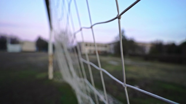 球网在足球球门上。空的球场。晚上。清晨。视频素材