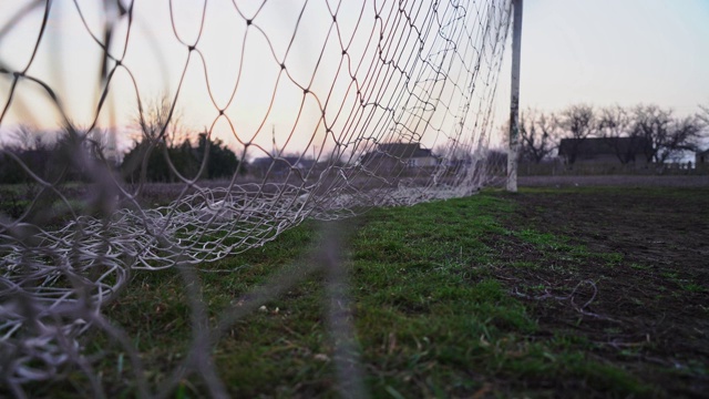球网在足球球门上。空的球场。晚上。清晨。视频素材