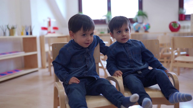 幼儿园教室里可爱的双胞胎男孩视频下载