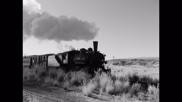 1950年的今天，美国亚利桑那州，一列蒸汽火车从仓库后面经过视频下载