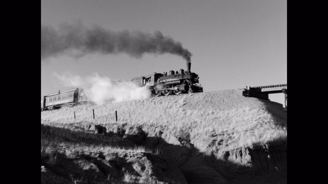 1950年的今天，蒸汽火车在美国亚利桑那州的铁轨上行驶视频素材