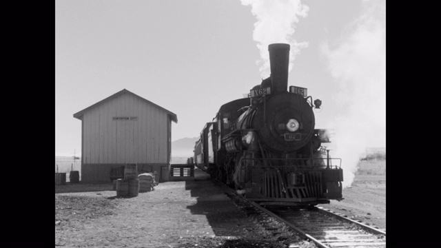 1950年代，美国亚利桑那州，人们走向驶离铁路的蒸汽火车视频素材