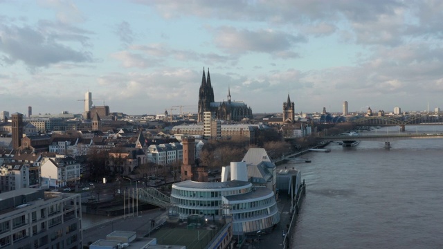 航拍:在阳光明媚的日子里，德国科隆的汽车交通桥上飞行[4K]视频下载