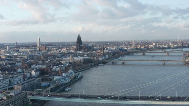 航拍:晴天，从空中拍摄的德国科隆和莱茵河和宏伟的大教堂[4K]视频下载