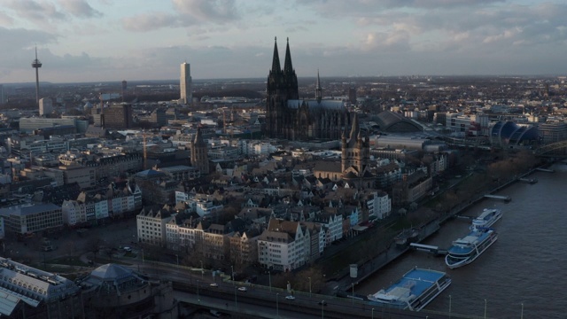 航拍:阳光明媚的日子，从空中俯瞰德国科隆宏伟的大教堂[4K]视频下载
