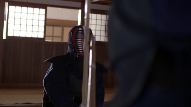 在日本，人们在道场练习剑道视频素材